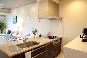 公寓客房 | 私人小型廚房 | 電冰箱、微波爐、爐台、鍋具/餐盤/廚房用品