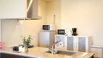 Refrigerador, microondas, placa de cocina, utensilios de cocina