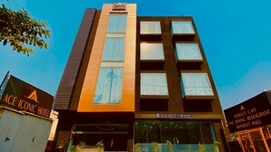 Un edificio de varios pisos con un llamativo letrero que dice "ICONIC" en la parte superior.