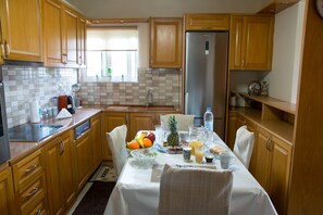 Luxe appartement (Sunset Apartment 5) | Privékeuken | Een koelkast, een oven, een kookplaat, een koffiezetapparaat/waterkoker