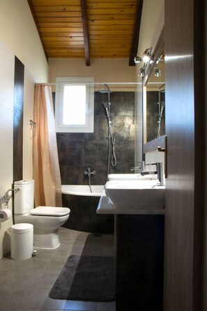 Luxe appartement (Sunset Apartment 5) | Badkamer | Gratis toiletartikelen, een haardroger, handdoeken, toiletpapier