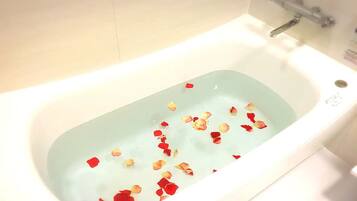 Condo | Bathroom | Separate bathtub and shower, free toiletries, hair dryer, towels