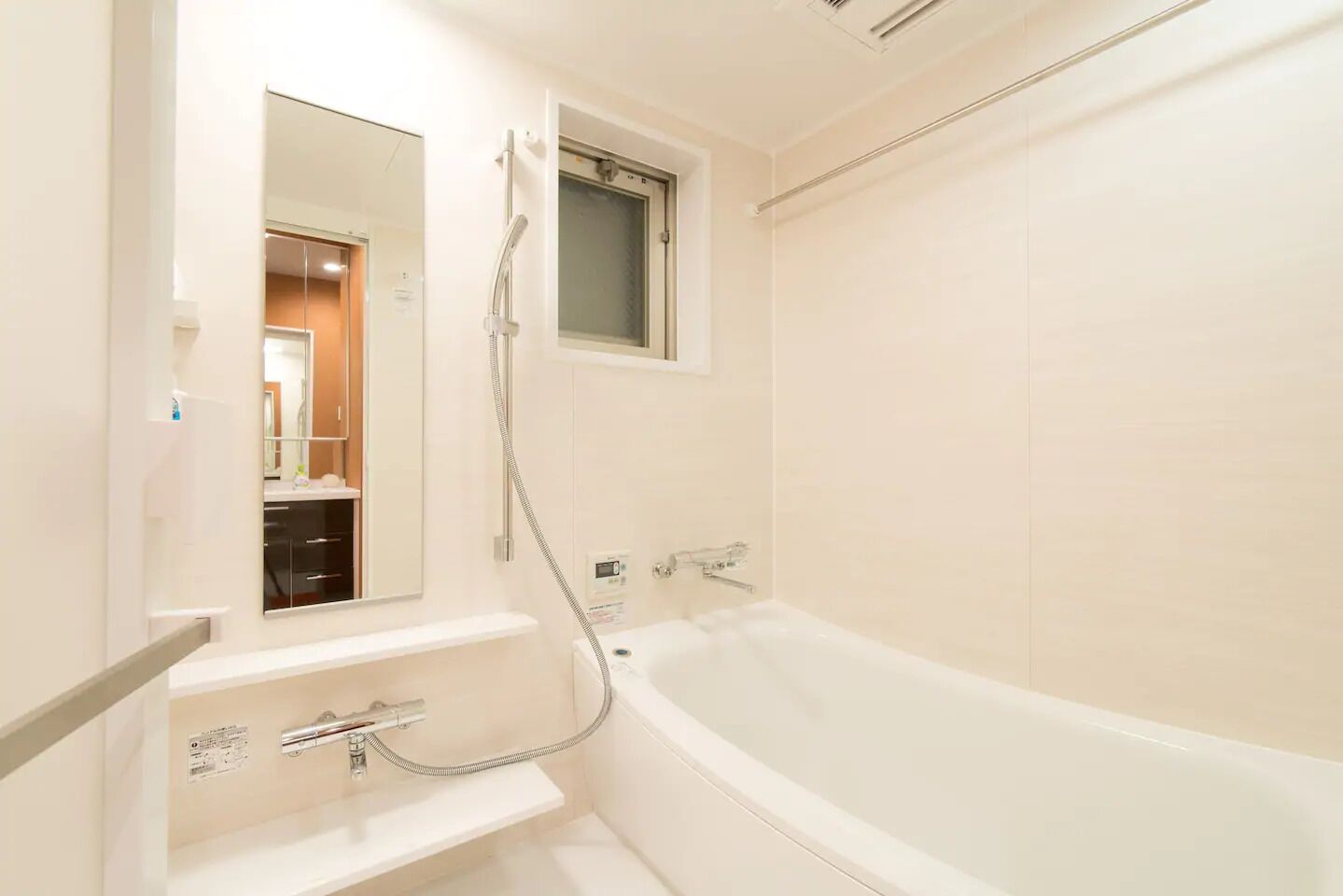 Un baño con bañera, ducha y espejo.