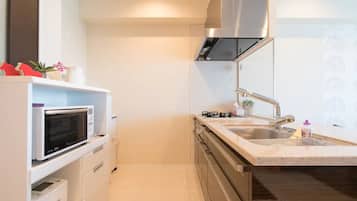 Refrigerador, microondas, placa de cocina, utensilios de cocina
