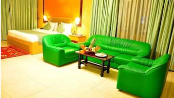 Deluxe Room | In-room safe, individually decorated, individually furnished, desk
