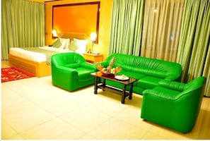 Deluxe Room | In-room safe, individually decorated, individually furnished, desk