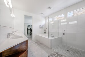 Baignoire et douche séparées, baignoire relaxante profonde