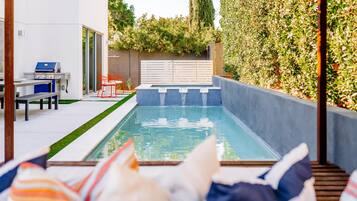 Kolam renang outdoor dan sebuah kolam renang air hangat