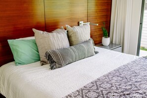 3 bedrooms, premium bedding, down comforters, memory foam beds