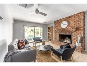 32-inch TV with cable channels, fireplace, Netflix