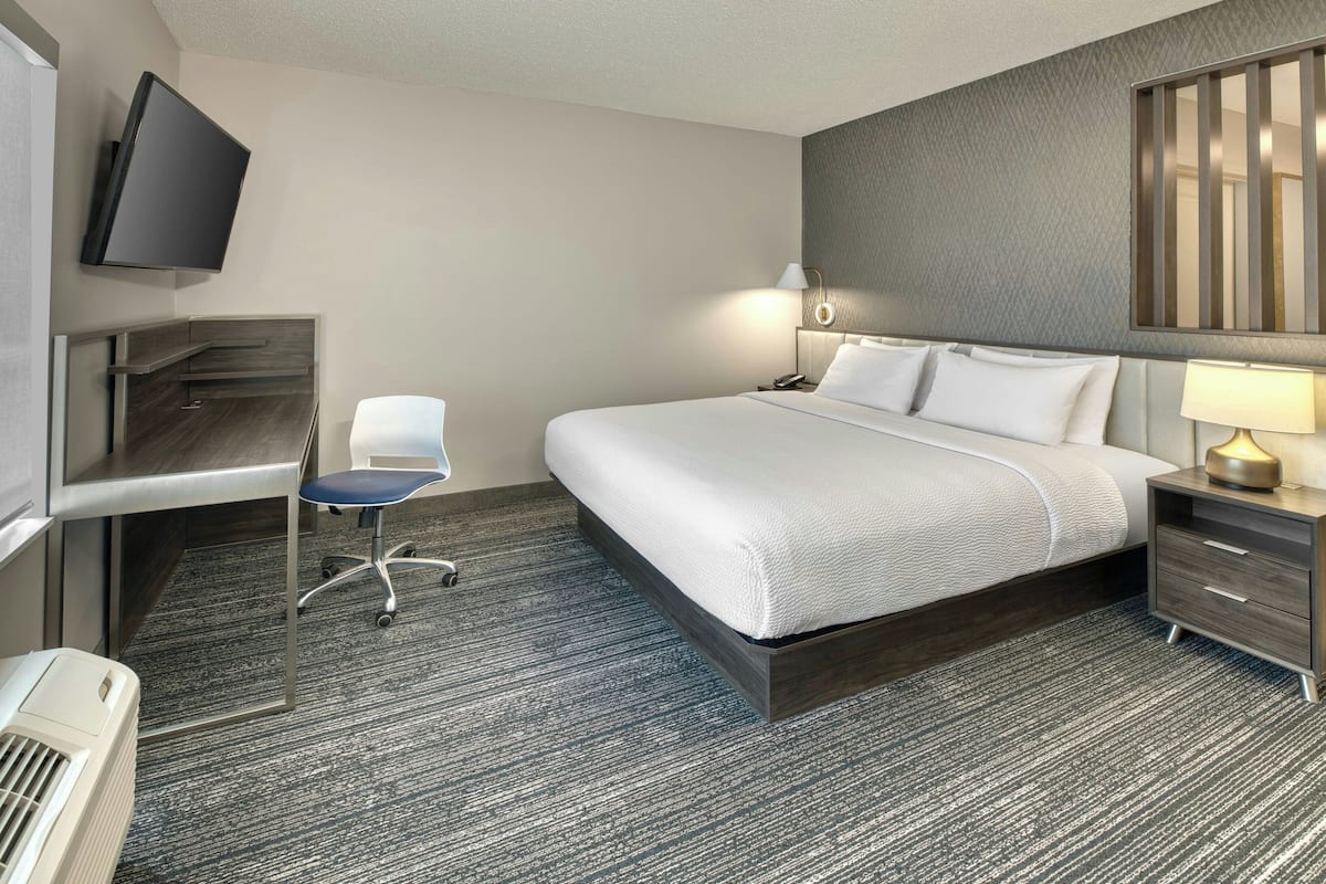 Studio, 1 King Bed | Desk, laptop workspace, blackout drapes, soundproofing