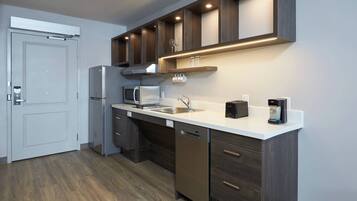 Full-size fridge, microwave, stovetop, dishwasher