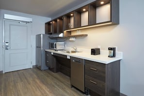 Full-sized fridge, microwave, stovetop, dishwasher - TownePlace Suites by Marriott Hamilton (Hamilton)