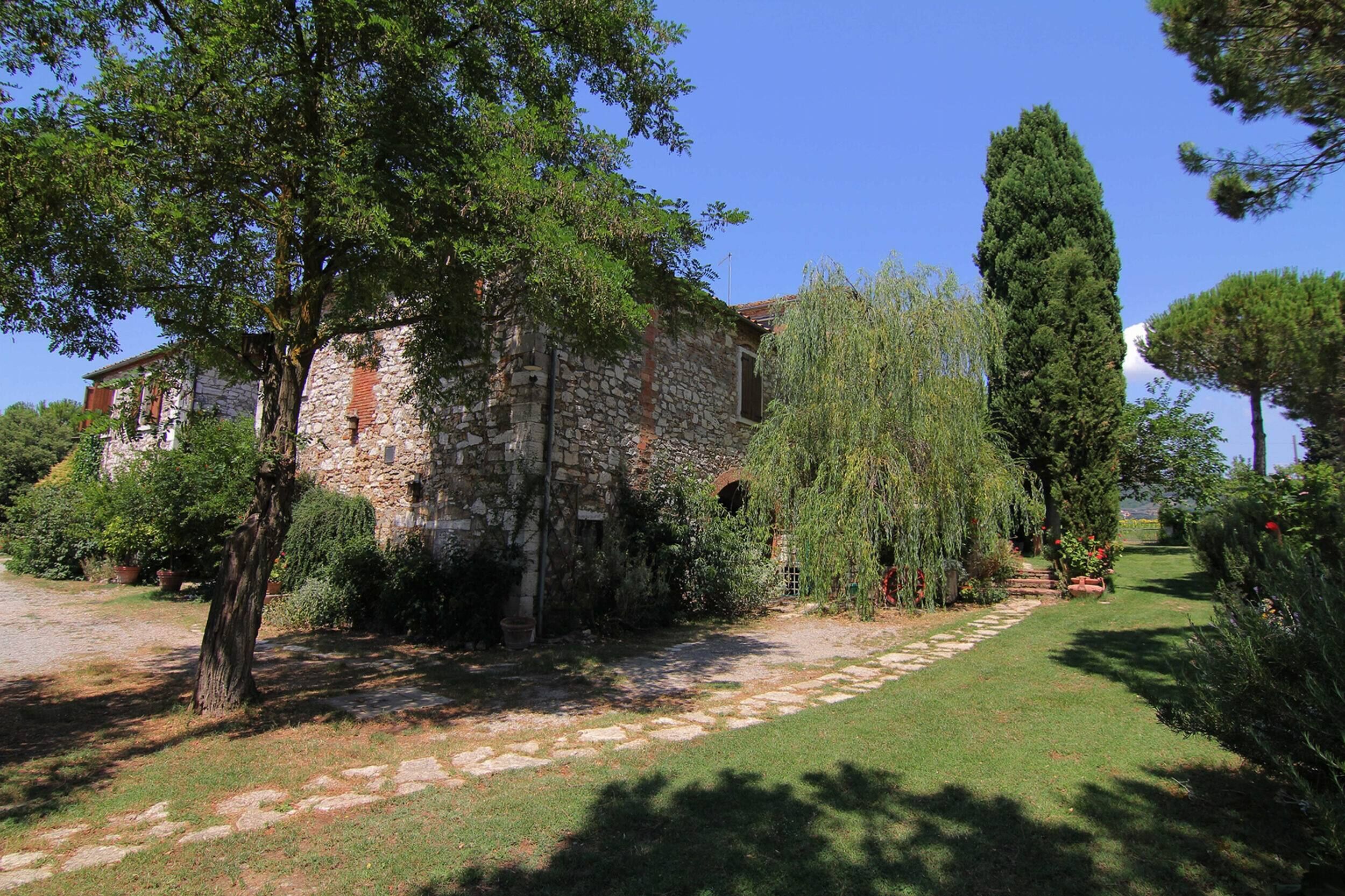 Comfortable apartment in Asciano, with A/C, private seating area in the garden