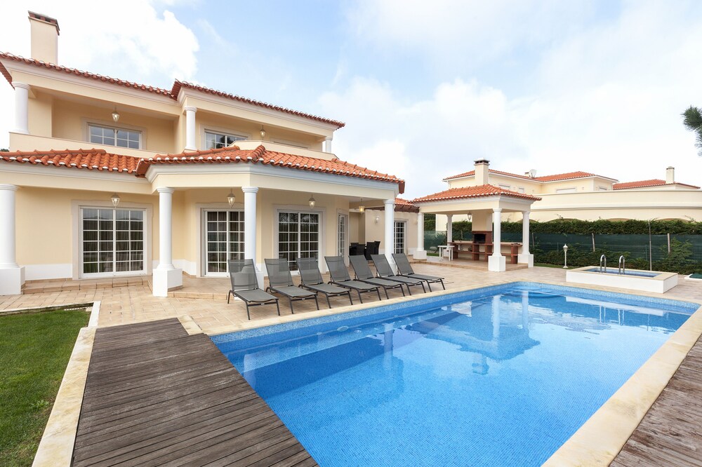Villa on golf course with private pool, sleeps 10