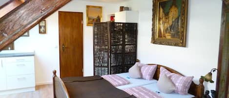 1 quarto, cofres nos quartos, ferros/tábuas de passar roupa
