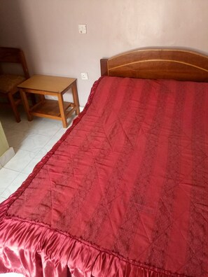 Habitación individual | Escritorio y ropa de cama