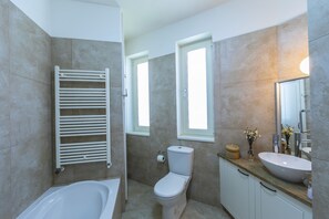 Bathtub, hair dryer, towels - Larnaca Villa Marisol (Larnaca)