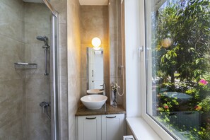 Bathtub, hair dryer, towels - Larnaca Villa Marisol (Larnaca)