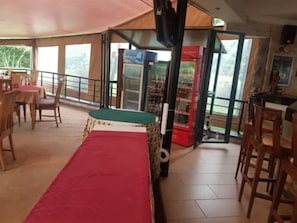 Se sirven desayunos, almuerzos y cenas; cocina local e internacional