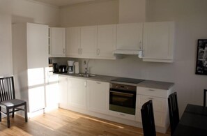 Apartment, 2 Schlafzimmer | Eigene Küche | Kühlschrank, Ofen, Herdplatte, Geschirrspüler