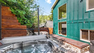 Bain à remous extérieur