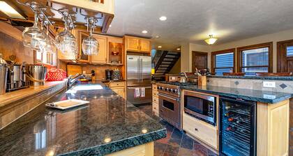 Red Hawk by AvantStay | Charming Cabin w/ Theatre & Spa 5mins to Deer Valley Mtn