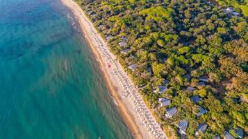 Spiaggia privata, sabbia bianca, lettini da mare, ombrelloni