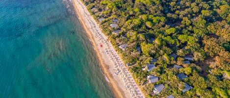 Privatstrand, weißer Sandstrand, Liegestühle, Sonnenschirme