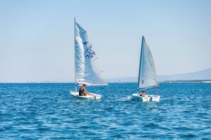 Privatstrand, weißer Sandstrand, Liegestühle, Sonnenschirme