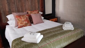 Super Deluxe Room 1 | Draps en coton égyptien, literie de qualité, couette en duvet