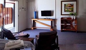 Luxury Room 3 | Oleskelualue | 32–tuumainen äly-TV, jossa satelliittikanavat