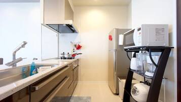 Refrigerador, microondas, placa de cocina, utensilios de cocina