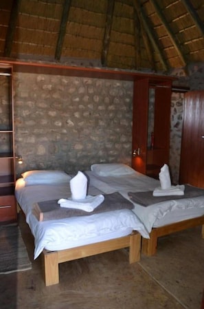 Habitación triple básica | Tabla de planchar con plancha y ropa de cama