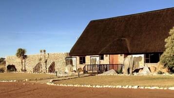 Sarapan dihidangkan, masakan tempatan dan antarabangsa