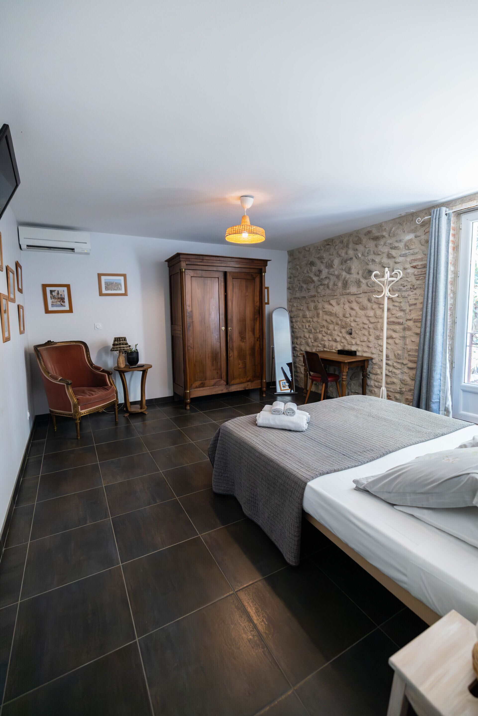 2 habitaciones, tabla de planchar con plancha y wifi gratis 