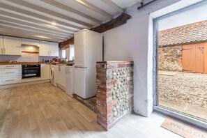 Microwave, dishwasher, coffee/tea maker, high chair - Greyhound Cottage , Sculthorpe, Norfolk (Sculthorpe)