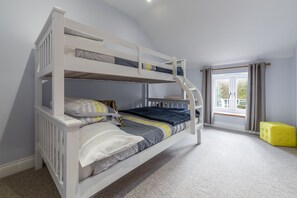 3 slaapkamers, een strijkplank/strijkijzer, internet, beddengoed