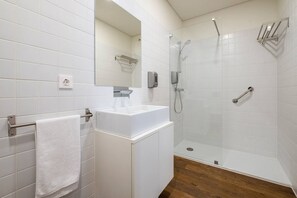 Secador de cabelo, toalhas de banho, shampoo, papel higiênico