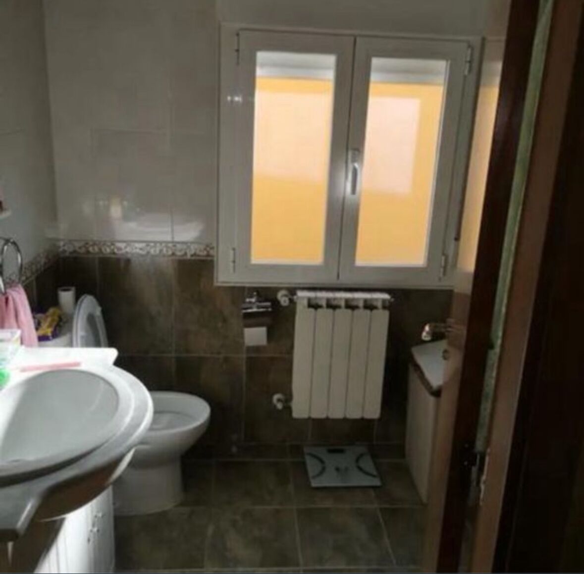 Asciugacapelli, bidet, asciugamani, sapone