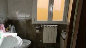Asciugacapelli, bidet, asciugamani, sapone