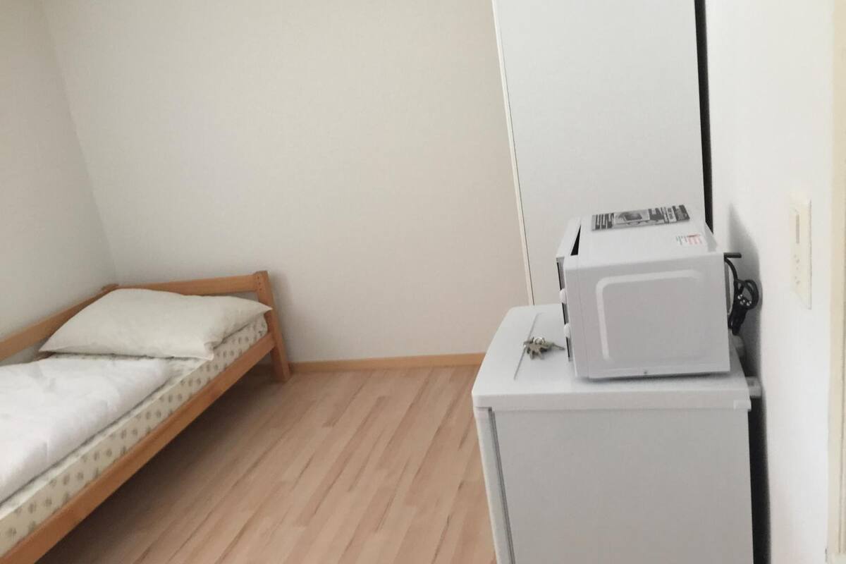 Eenvoudige eenpersoonskamer, gemeenschappelijke badkamer | Privékeuken