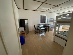 Chambre quadruple familiale, Plusieurs lits, salle de bains commune | Accès au Wi-Fi (inclus)