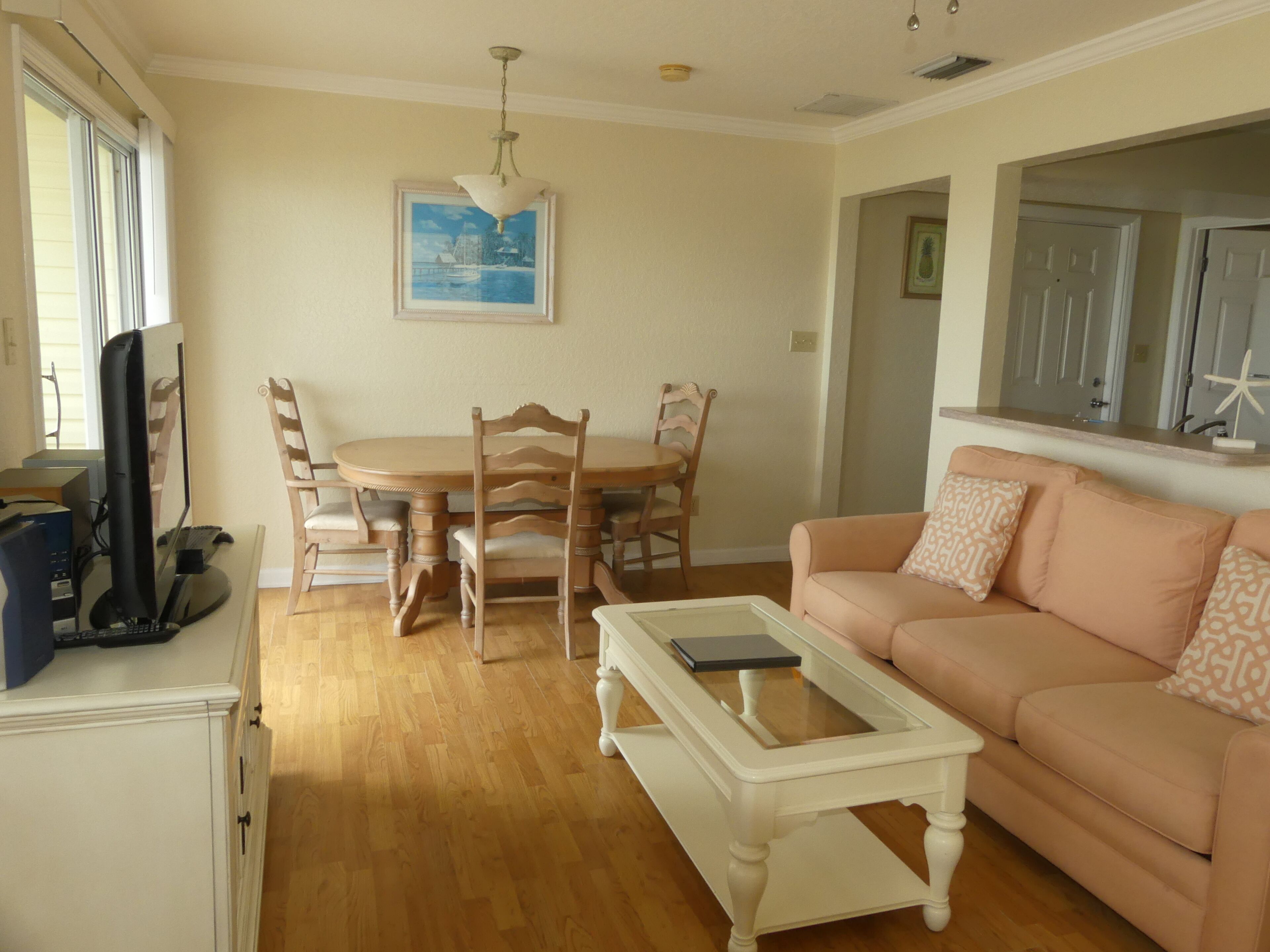 电视、DVD 播放器、书、立体声音响