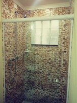 Quarto conforto | Banheiro | Chuveiro, chuveiro com efeito de chuva, toalhas de banho 