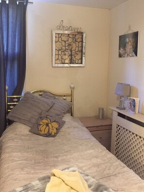 2 bedrooms, desk, iron/ironing board, travel cot - Shakespeare apartment vintage home from home on the edge of National Forest (Swadlincote)