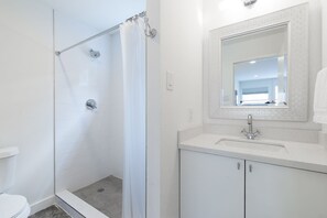Hair dryer, towels, soap, shampoo - Kaleidoscope Boho Décor" Studio 2 Artsy Walkable Montrose. (Houston)