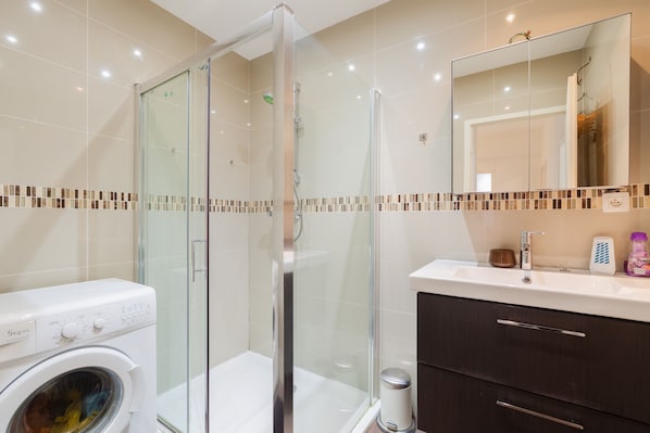Regadera, secadora de cabello, bidet, toallas 