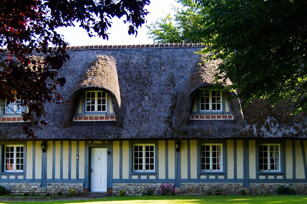 thatched cottage of the thorn