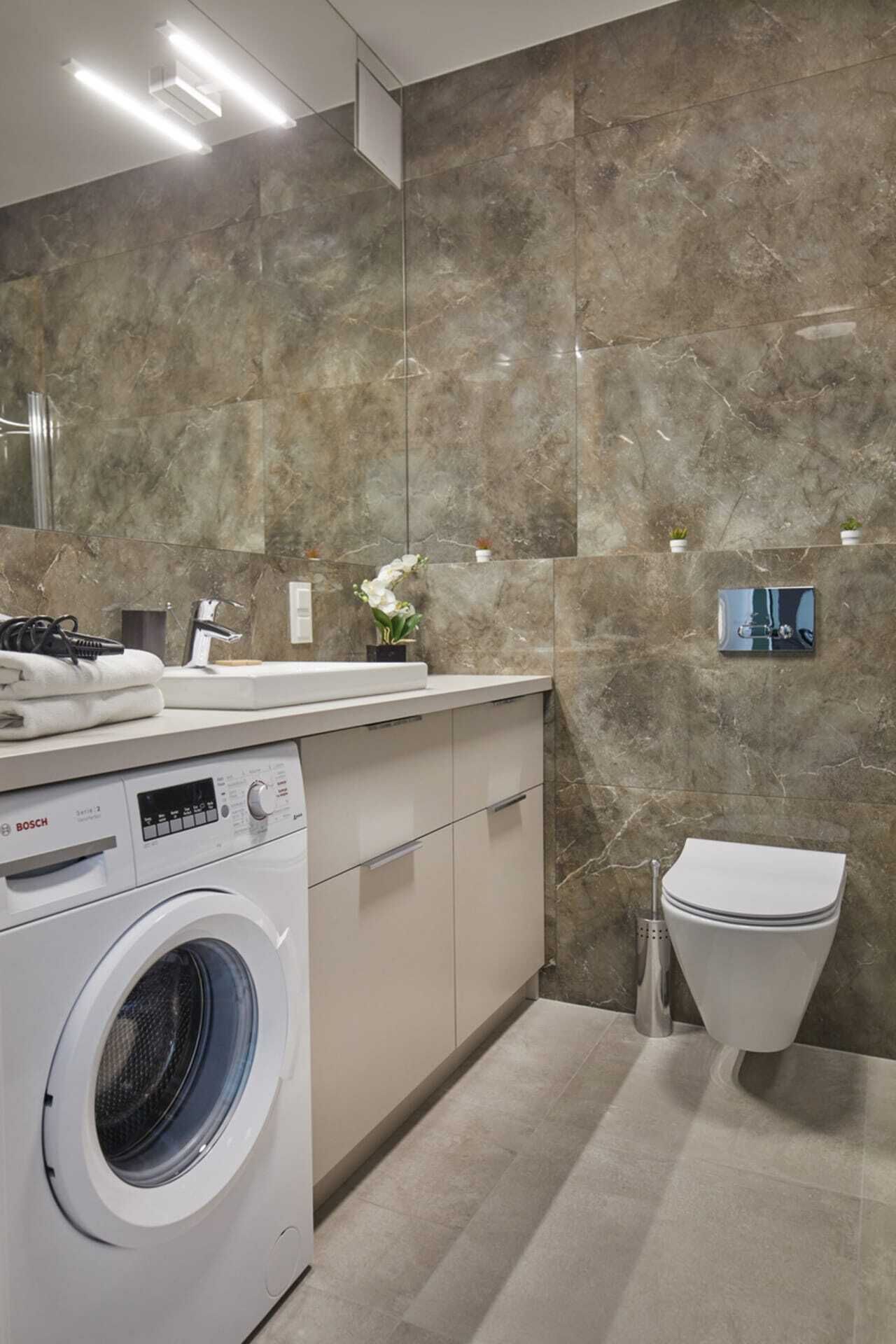 Comfort Apartment | Bathroom | Combined shower/bathtub, rainfall showerhead, free toiletries